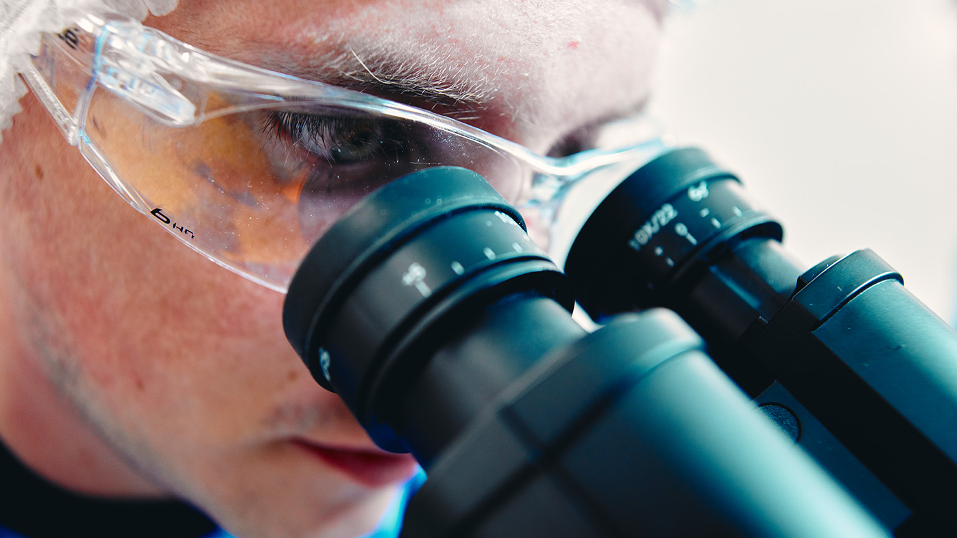 Científico con microscopio